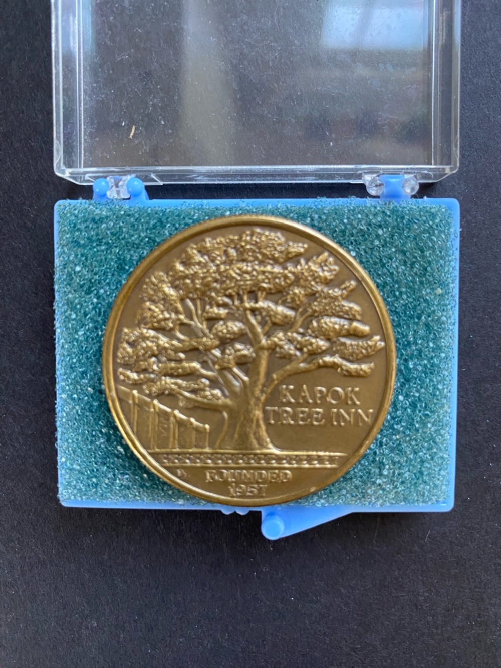 Vintage Kapok Tree Inn Clearwater FL Brass Medallion 1957 Souvenir w/ Case